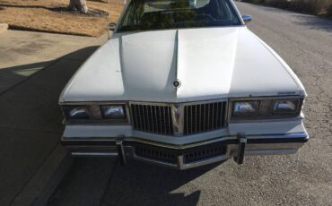 Pontiac-bonneville-1981-white-2