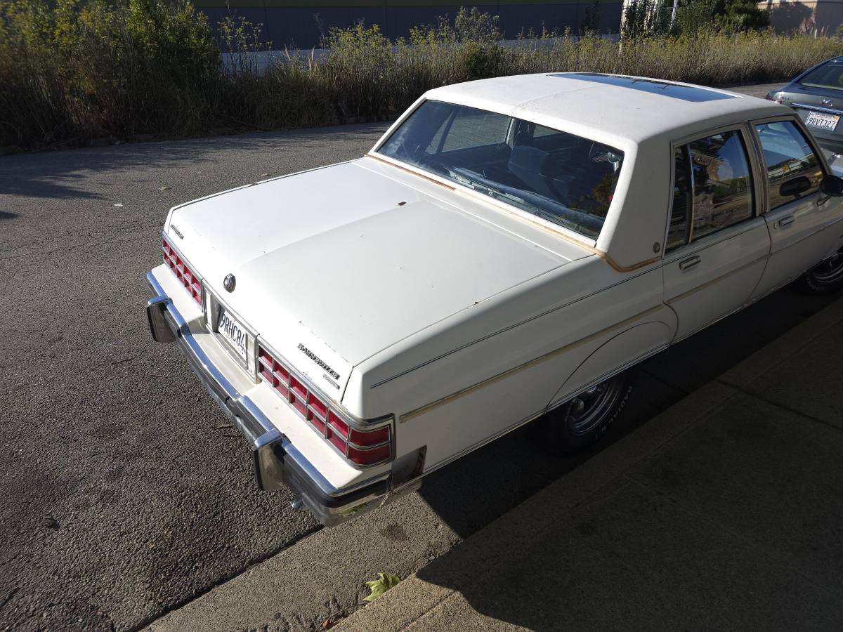 Pontiac-bonneville-1981-white-3