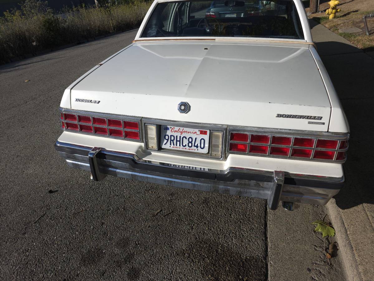 Pontiac-bonneville-1981-white-4