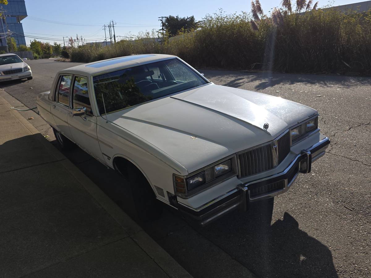 Pontiac-bonneville-1981-white