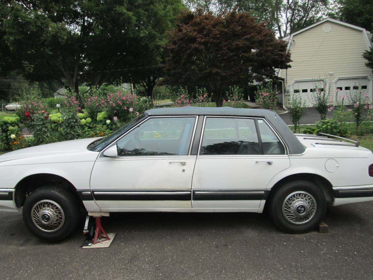Pontiac-bonneville-1987-white-1