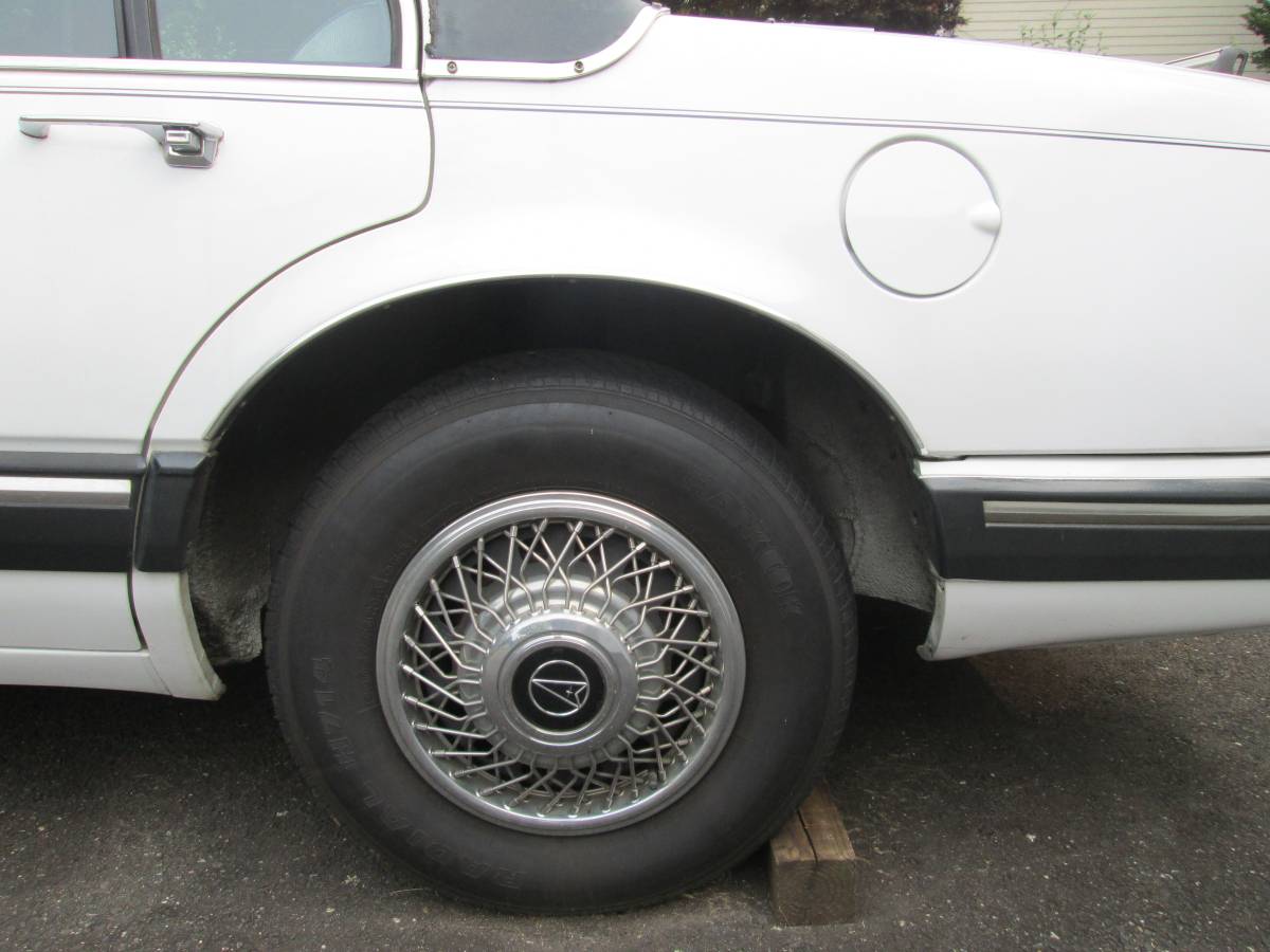 Pontiac-bonneville-1987-white-2