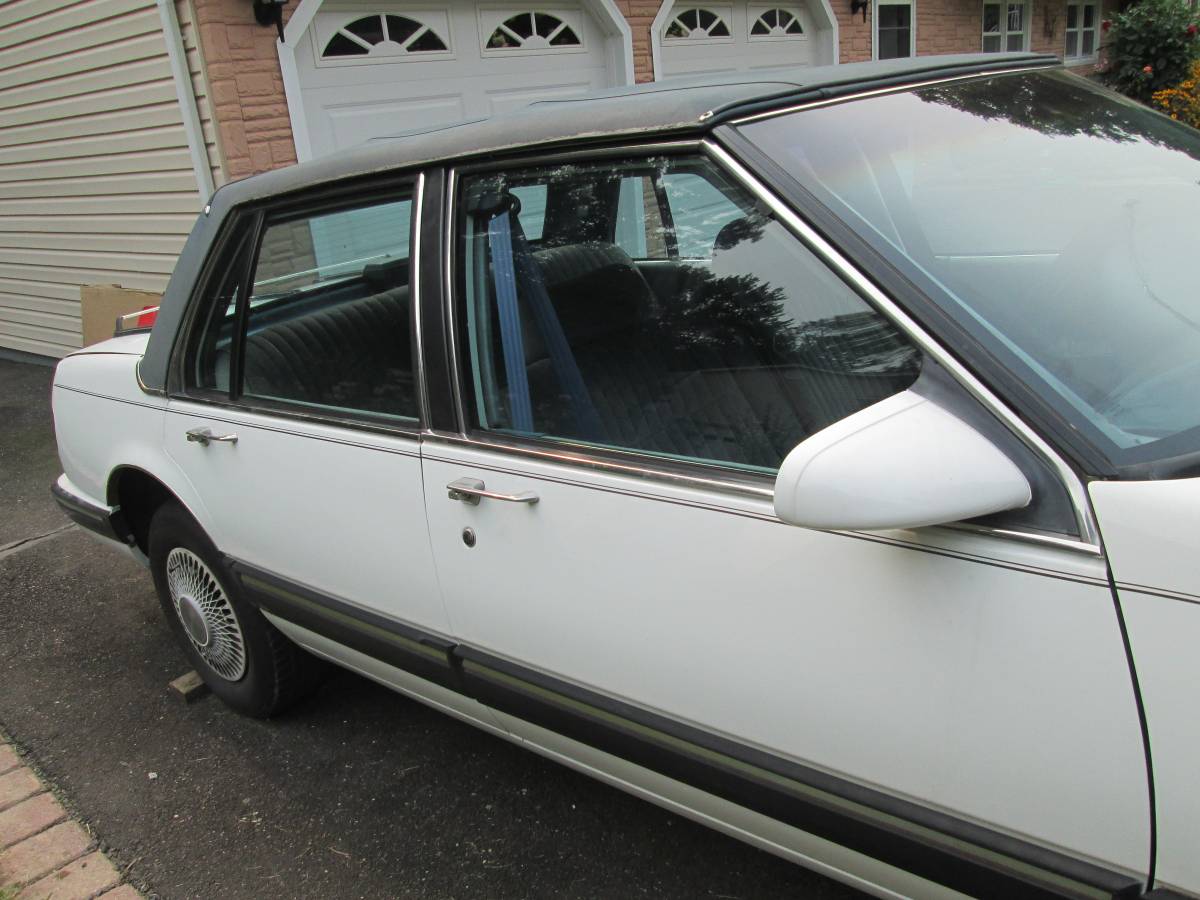 Pontiac-bonneville-1987-white-4