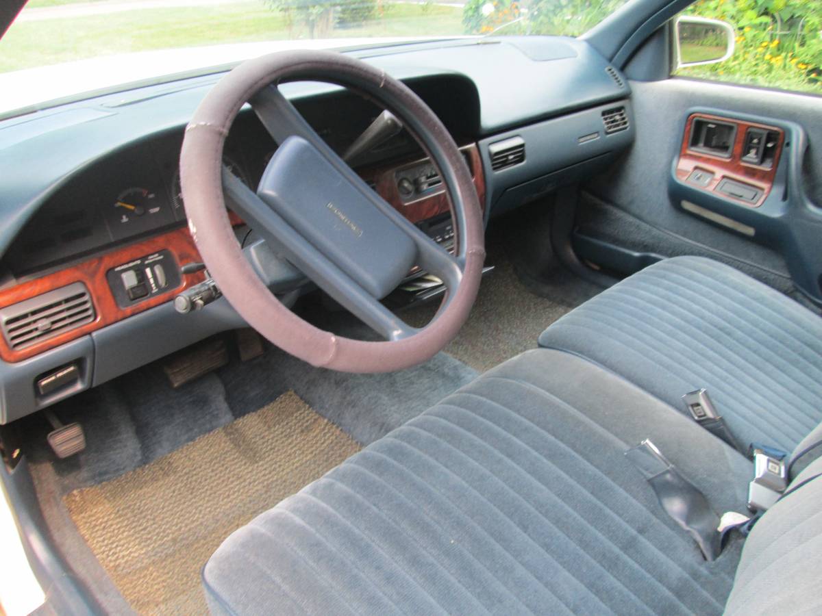 Pontiac-bonneville-1987-white