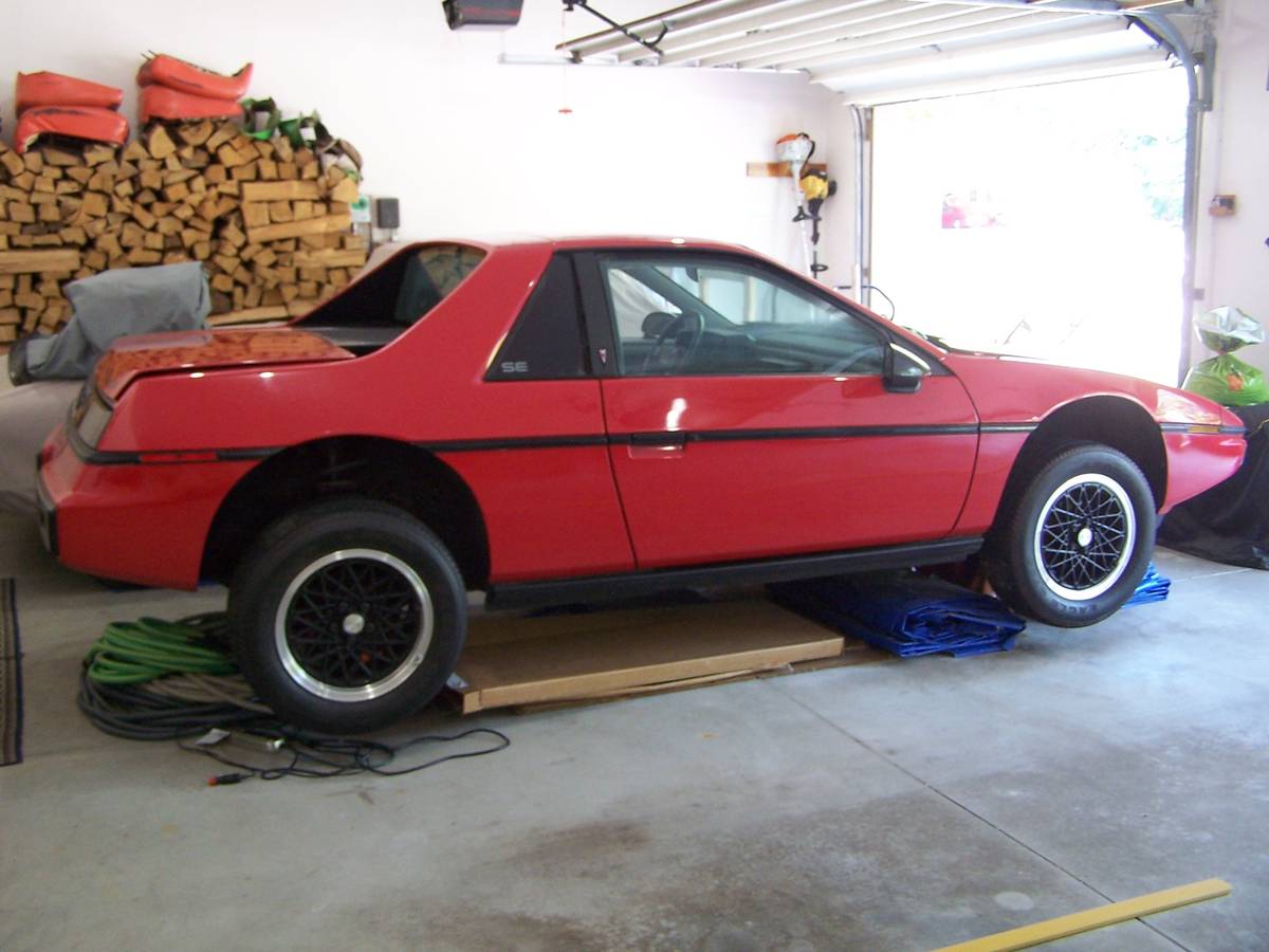 Pontiac-fiero-1984-red-1