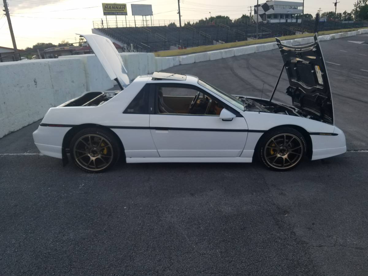 Pontiac-fiero-1986-white-3