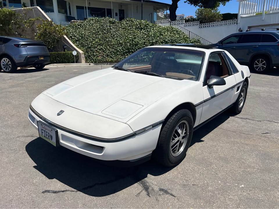Pontiac-fiero-1988-white-10