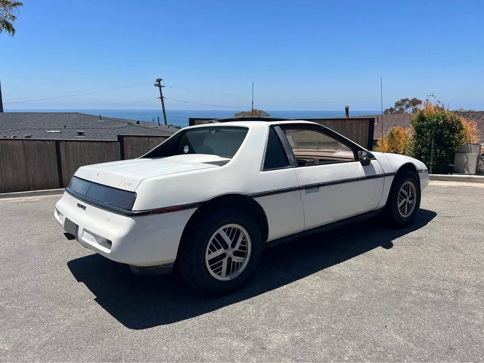 Pontiac-fiero-1988-white-2