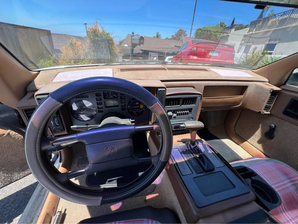 Pontiac-fiero-1988-white