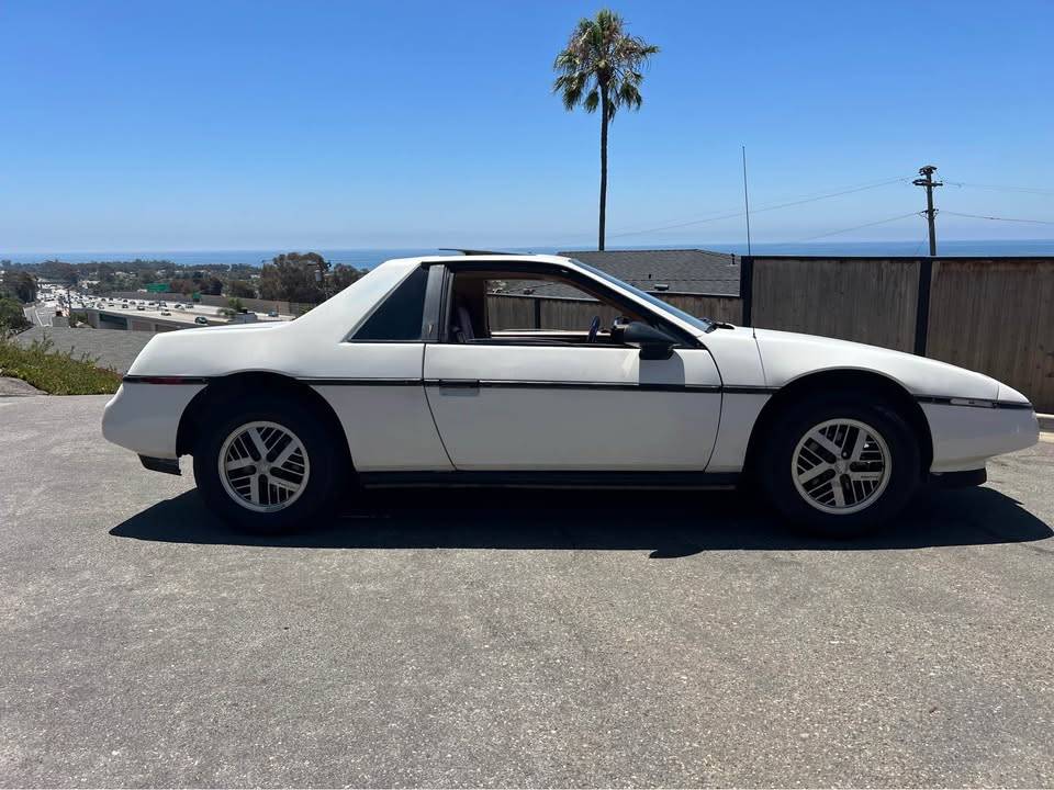 Pontiac-fiero-1988-white-3
