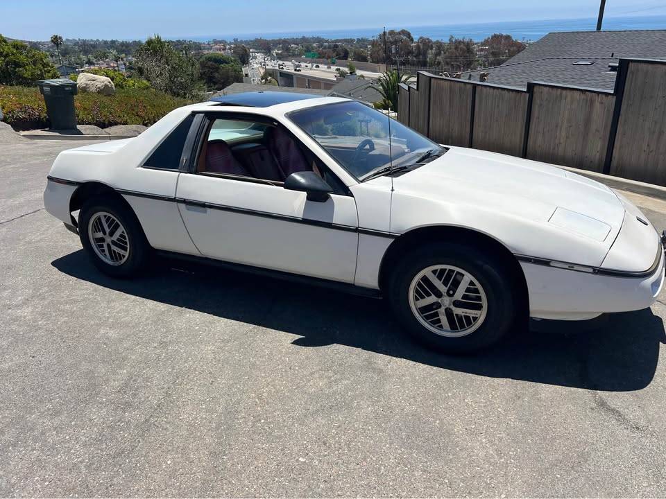 Pontiac-fiero-1988-white-4