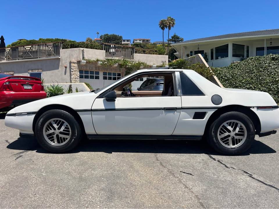 Pontiac-fiero-1988-white-6
