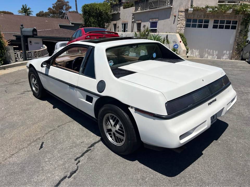 Pontiac-fiero-1988-white-7