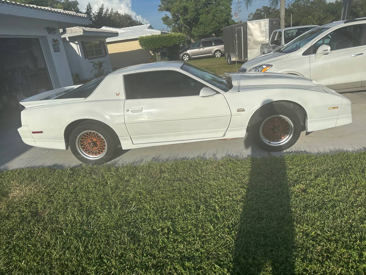 Pontiac-firebird-1984-white-4