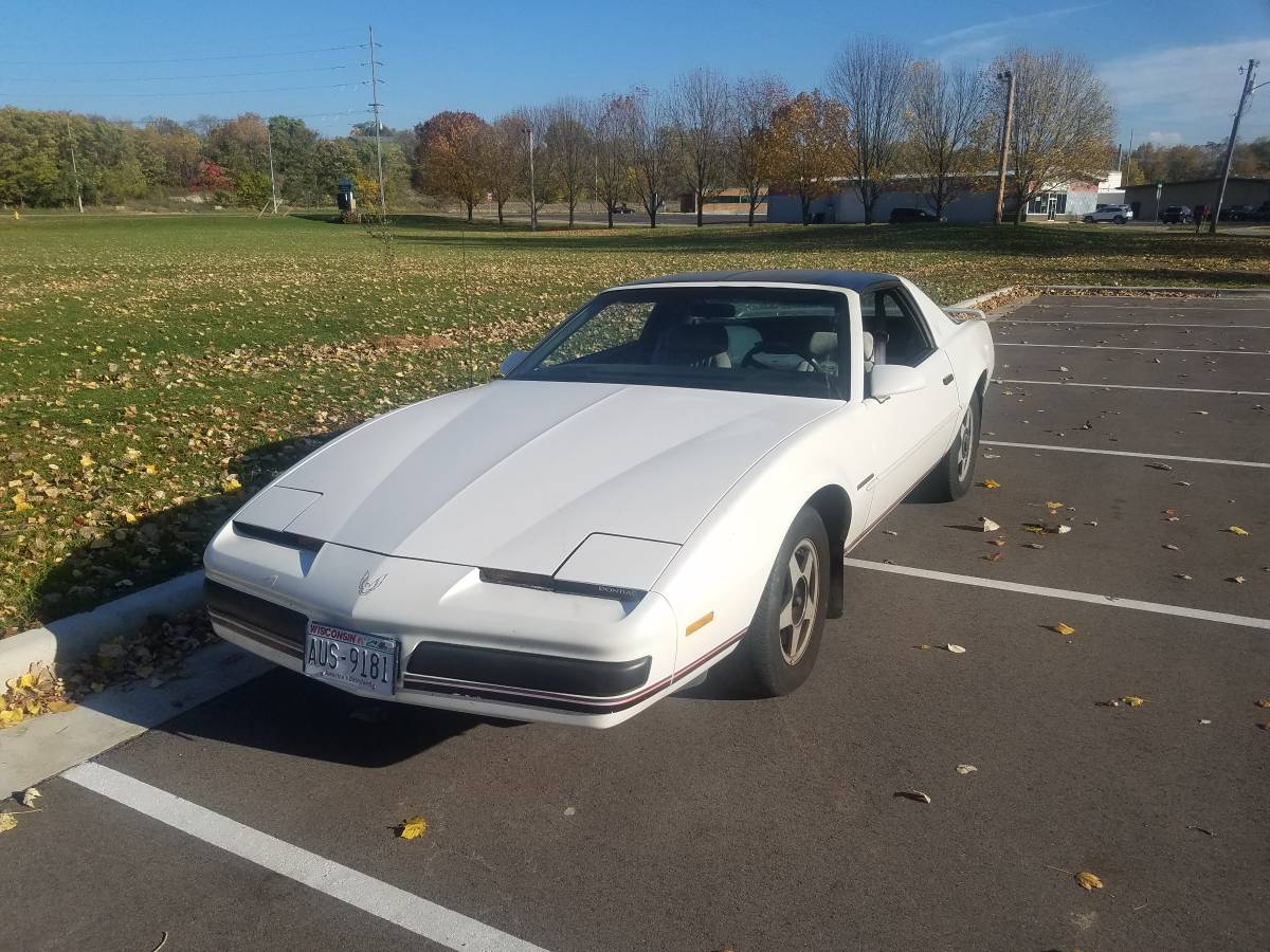 Pontiac-firebird-1989-white
