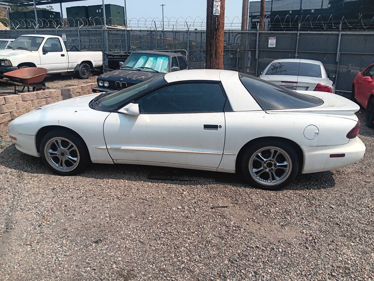 Pontiac-firebird-1995-white-3