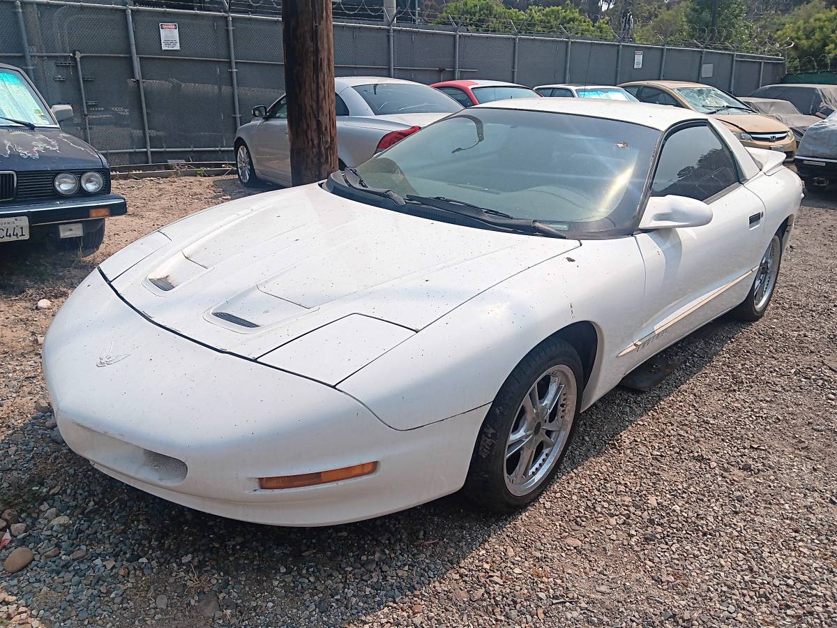 Pontiac-firebird-1995-white