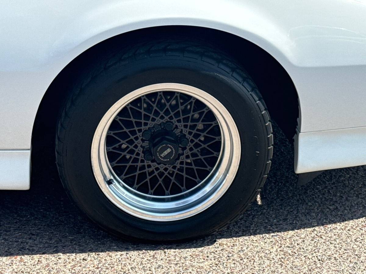 Pontiac-firebird-trans-am-1991-white-17