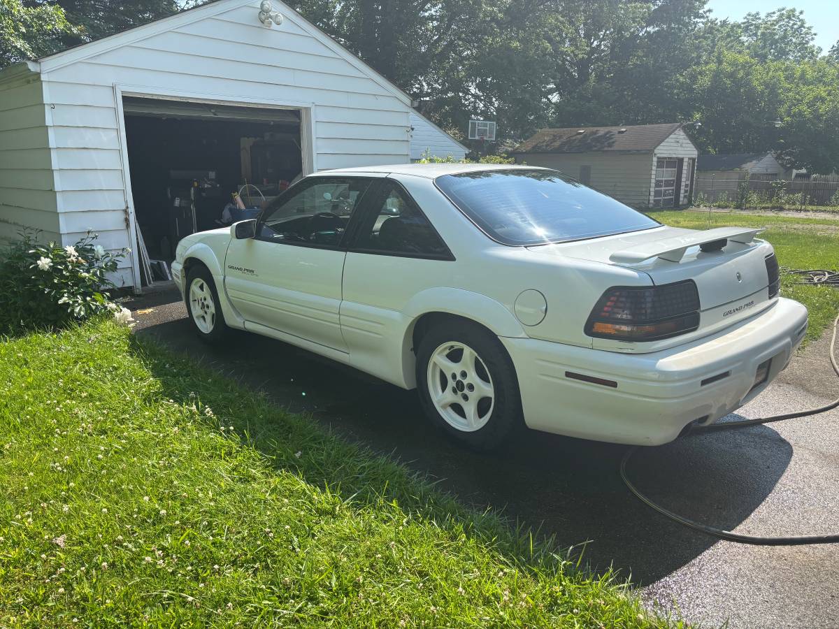 Pontiac-grand-prix-1995-white-2