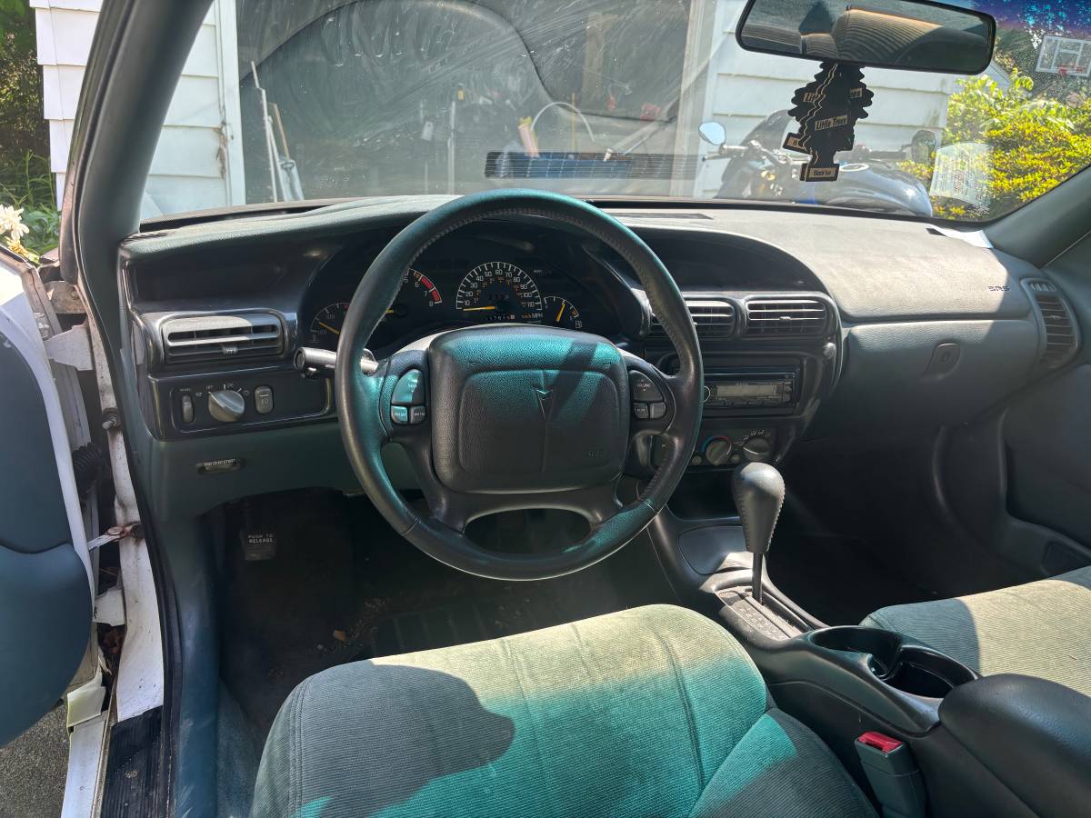 Pontiac-grand-prix-1995-white-3