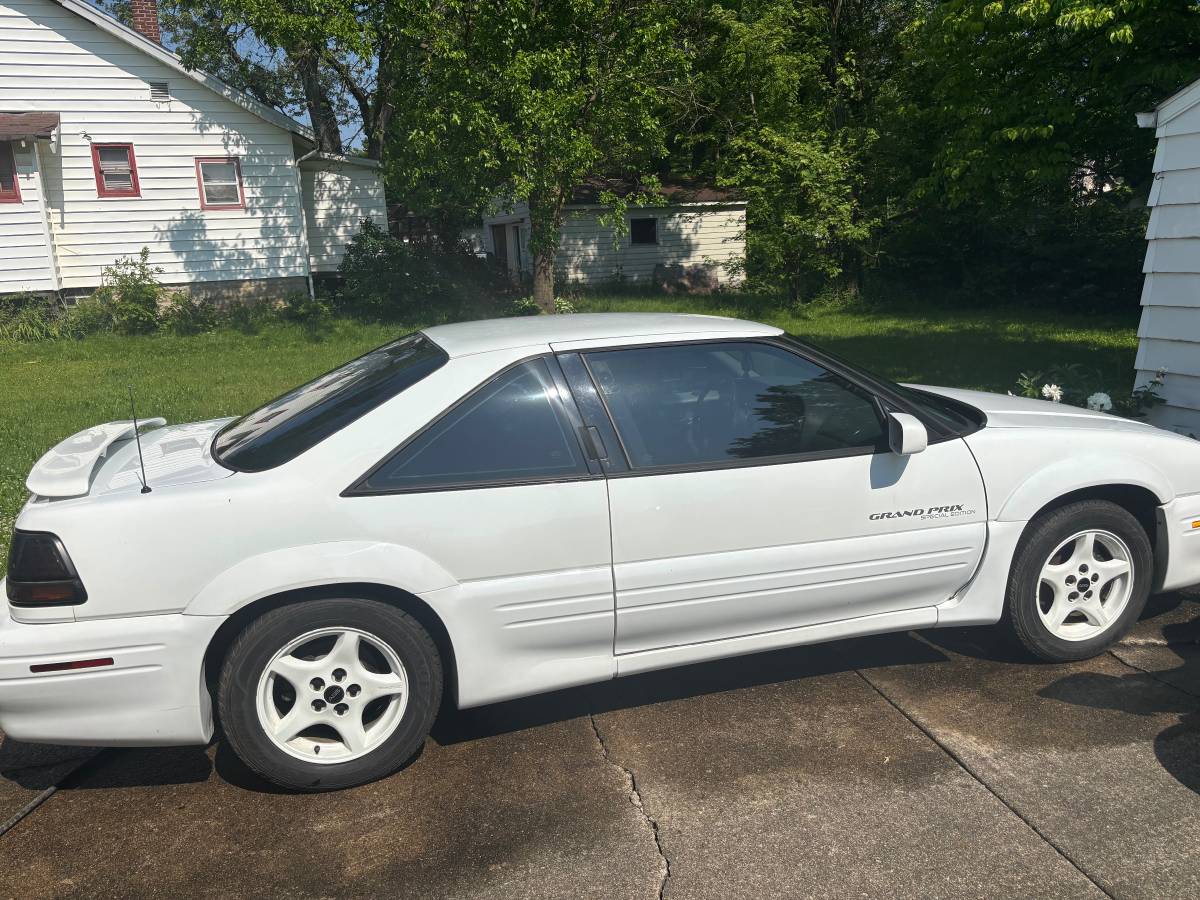 Pontiac-grand-prix-1995-white