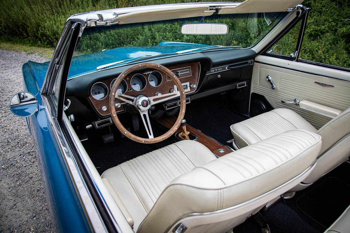 Pontiac-gto-convertible-1967-blue-10