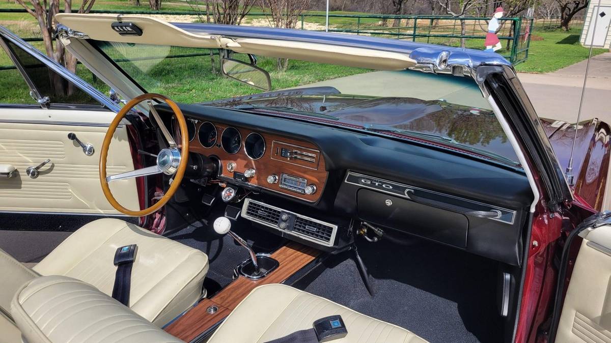 Pontiac-gto-convertible-1967-purple-10