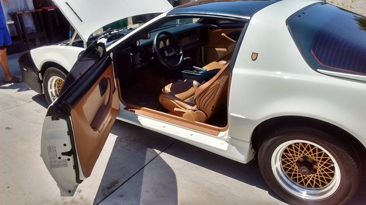 Pontiac-trans-am-1989-white-3