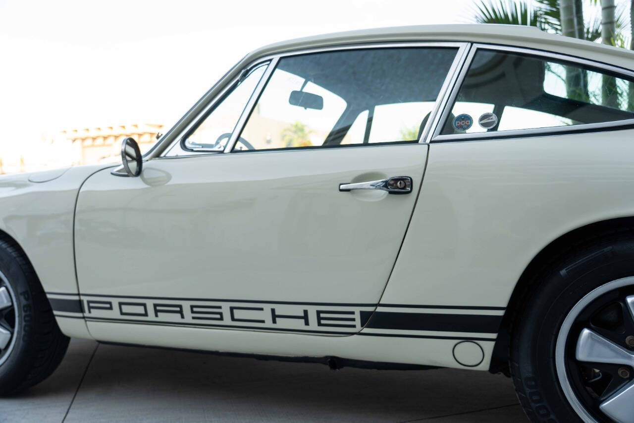 Porsche-911-1968-Coupe-32
