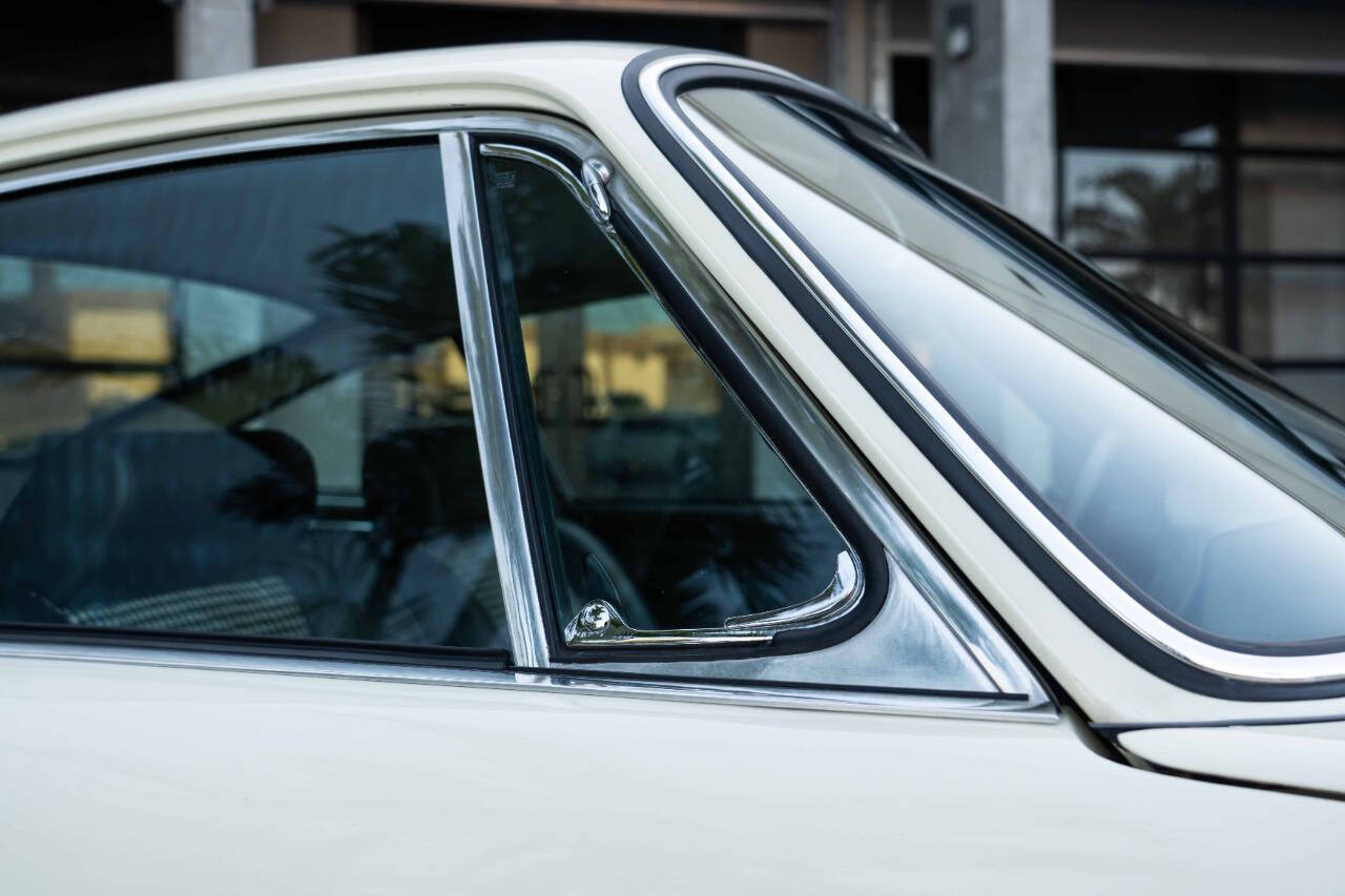 Porsche-911-1968-Coupe-34