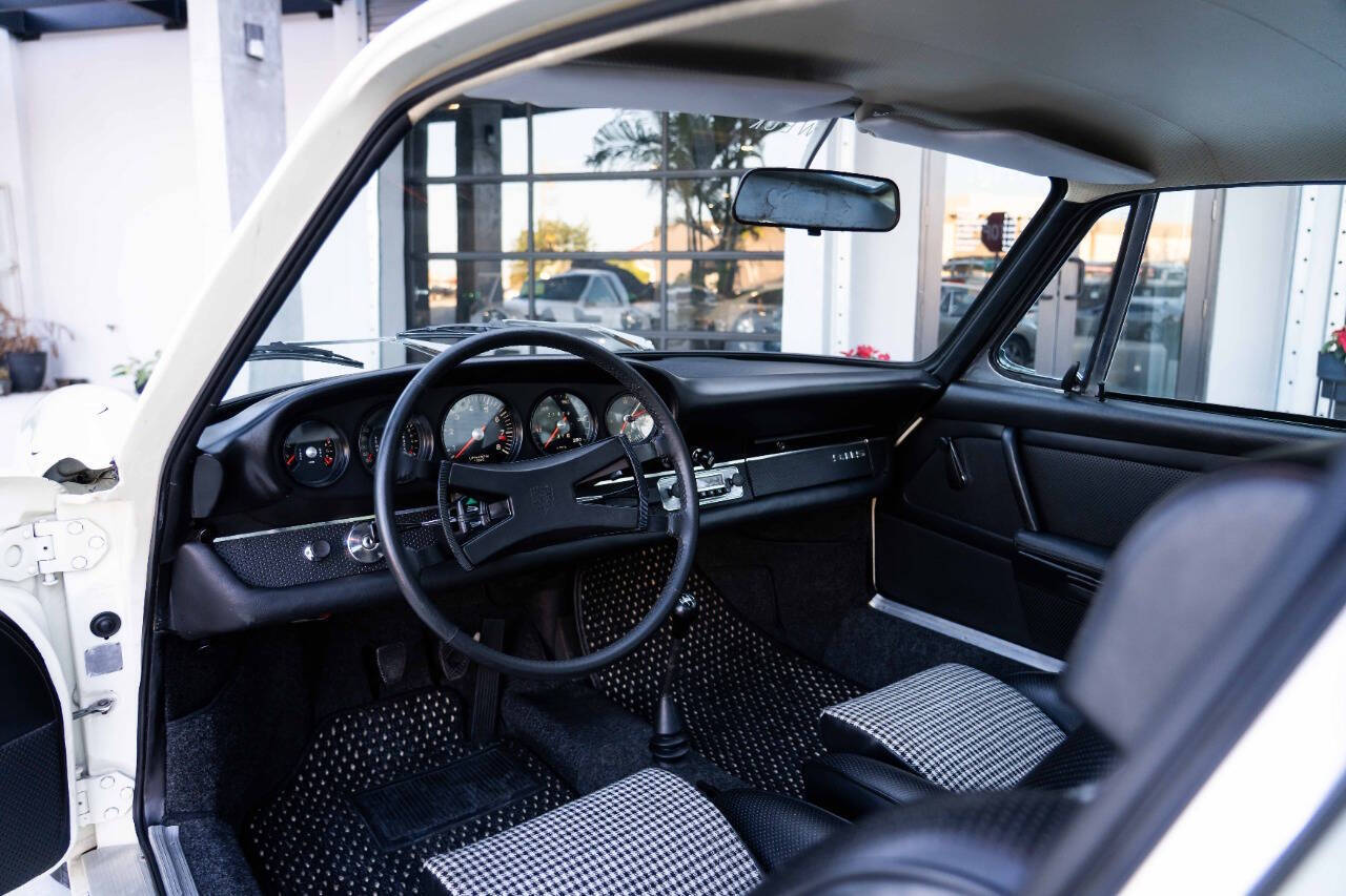 Porsche-911-1968-Coupe-4