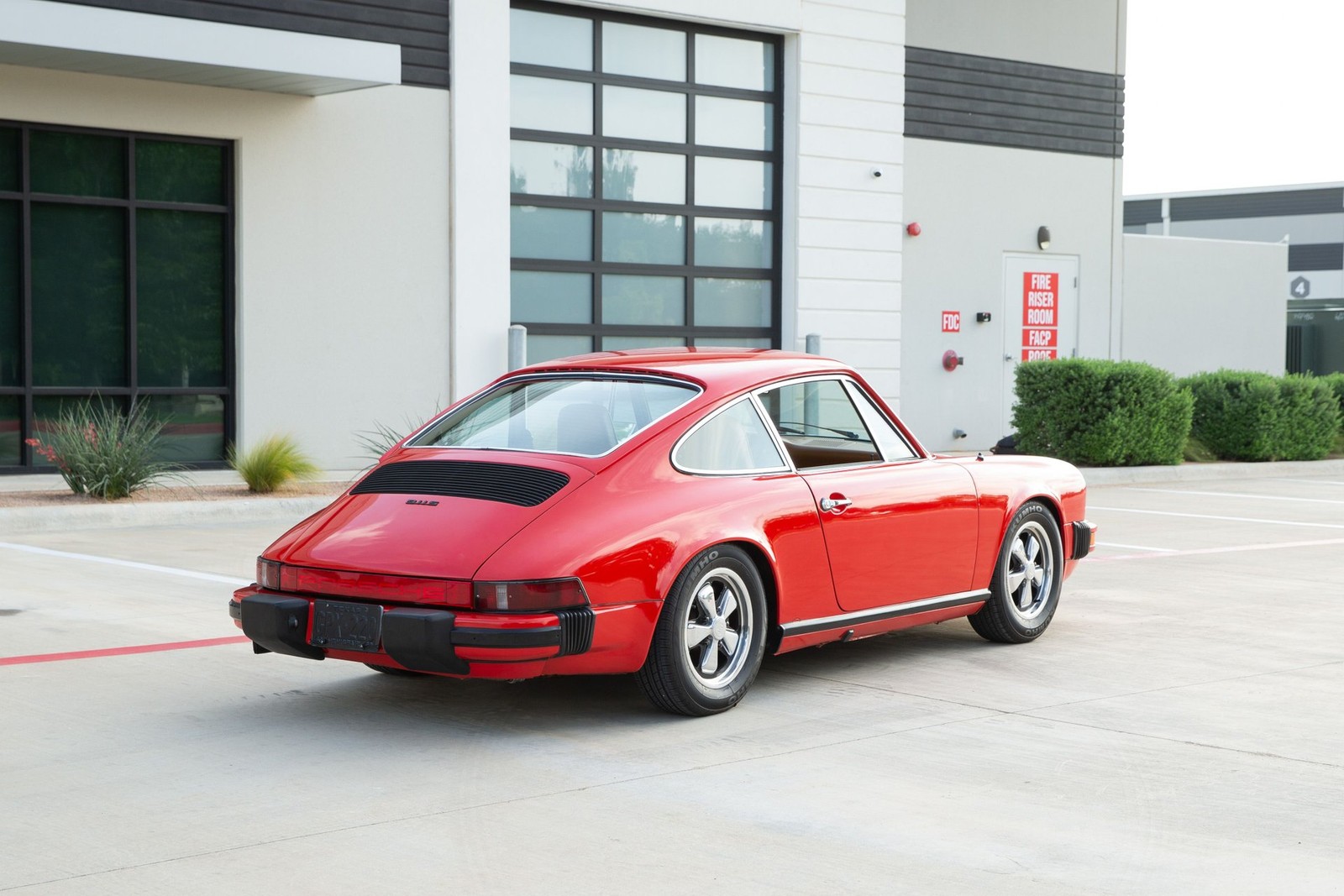 Porsche-911-1975-Coupe-6