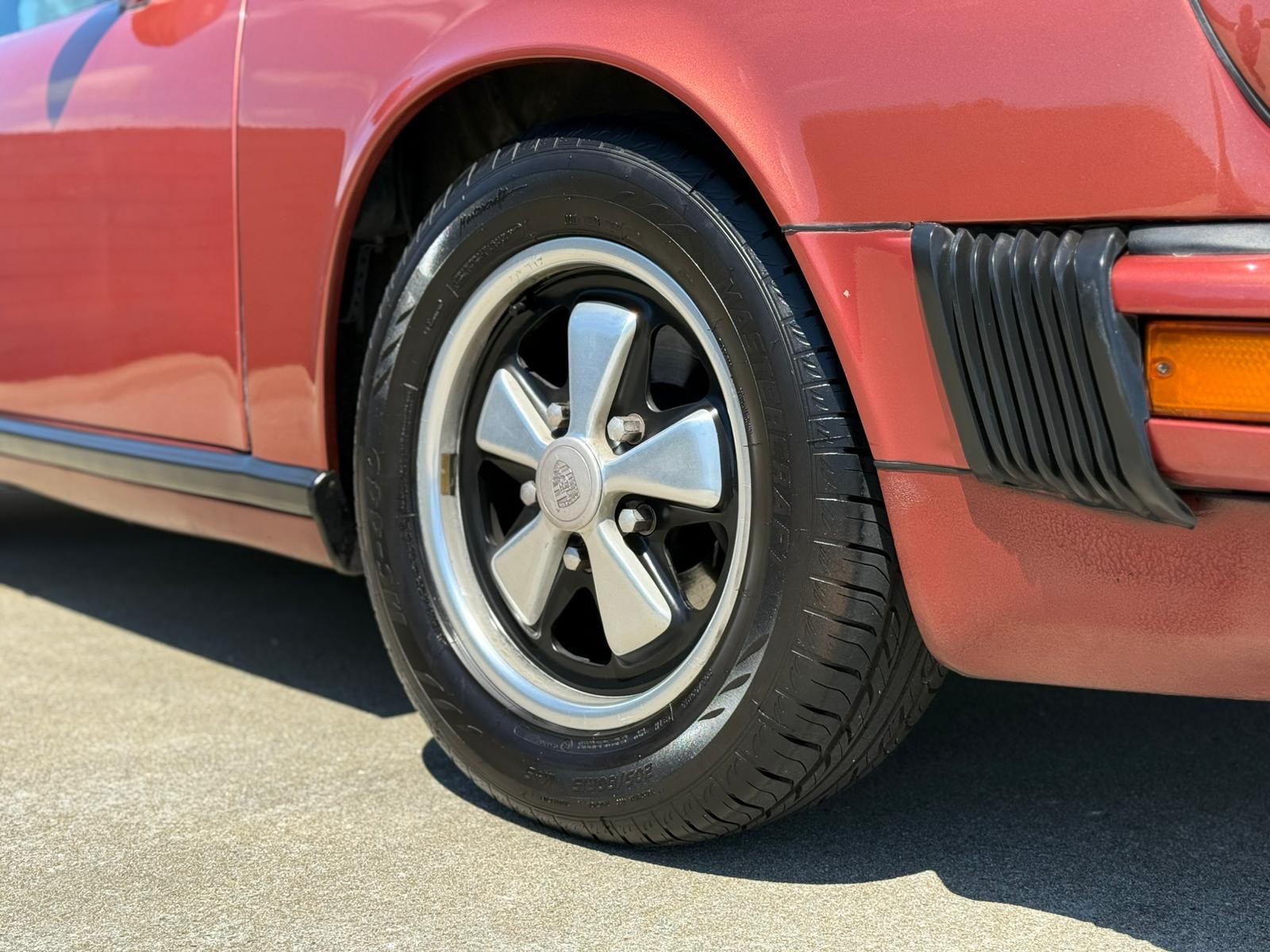 Porsche-911-1976-8
