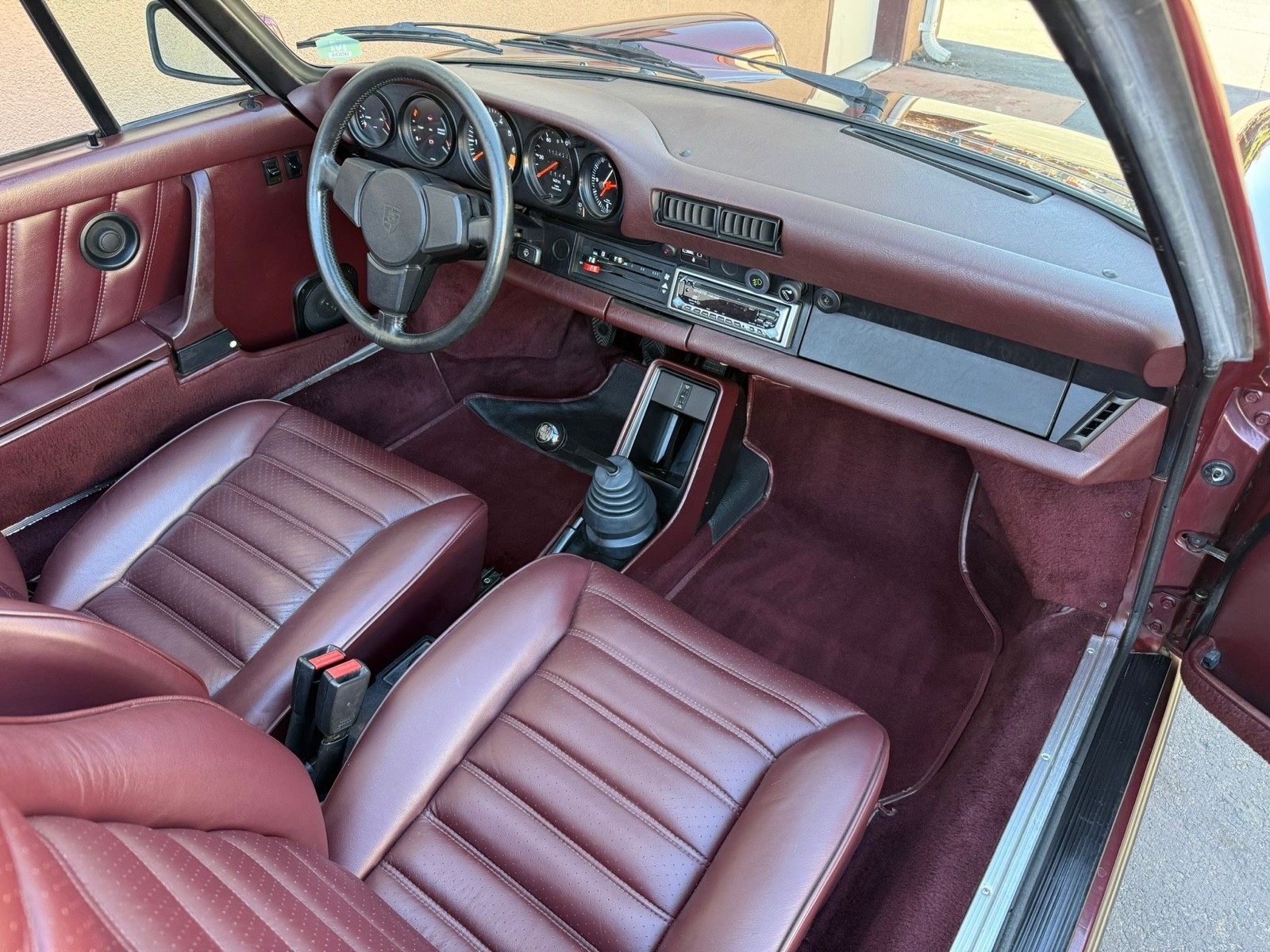 Porsche-911-1983-14