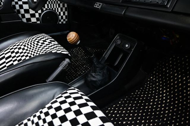 Porsche-911-1983-Convertible-24