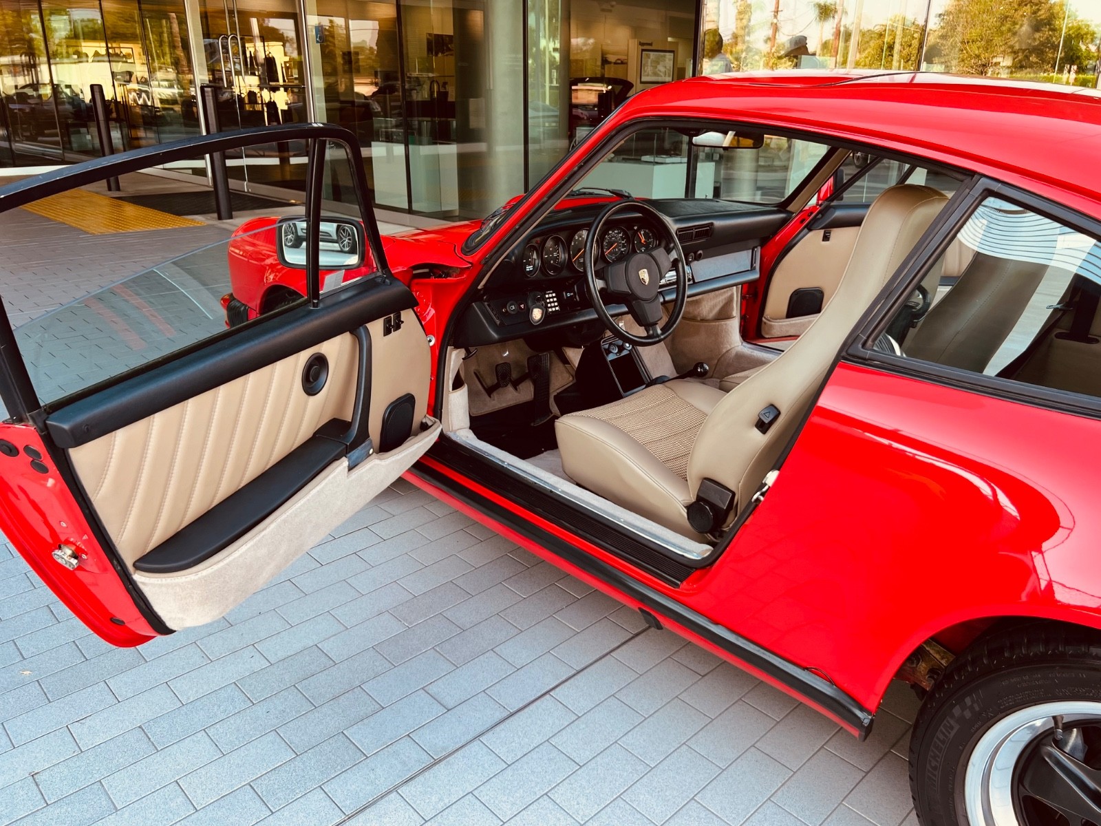 Porsche-911-1983-Coupe-13