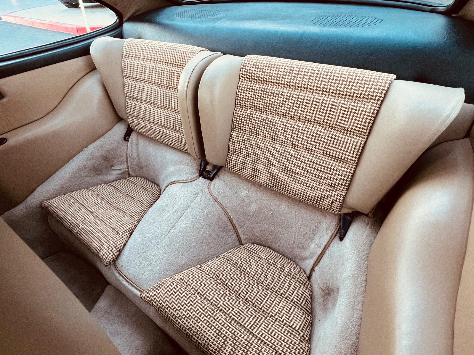 Porsche-911-1983-Coupe-16