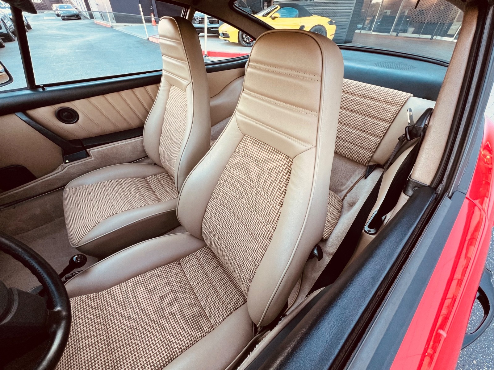 Porsche-911-1983-Coupe-17