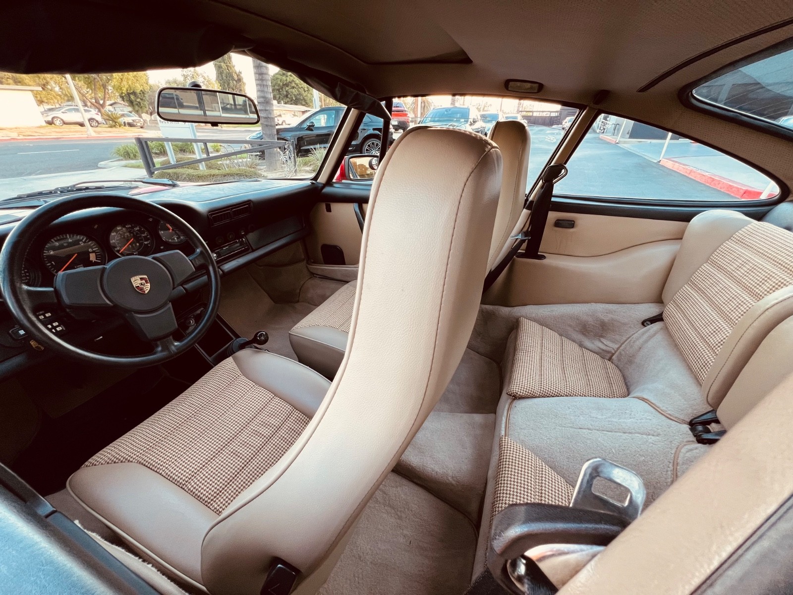 Porsche-911-1983-Coupe-18
