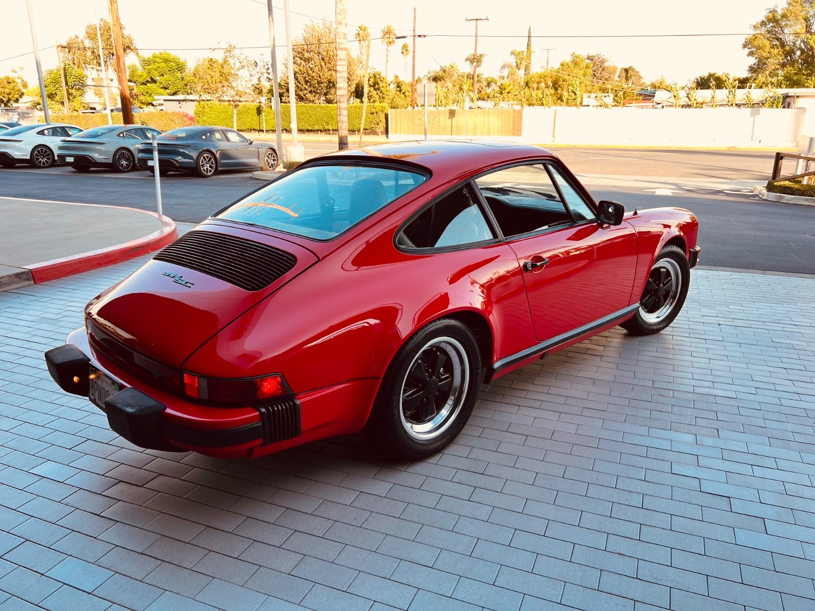 Porsche-911-1983-Coupe-2