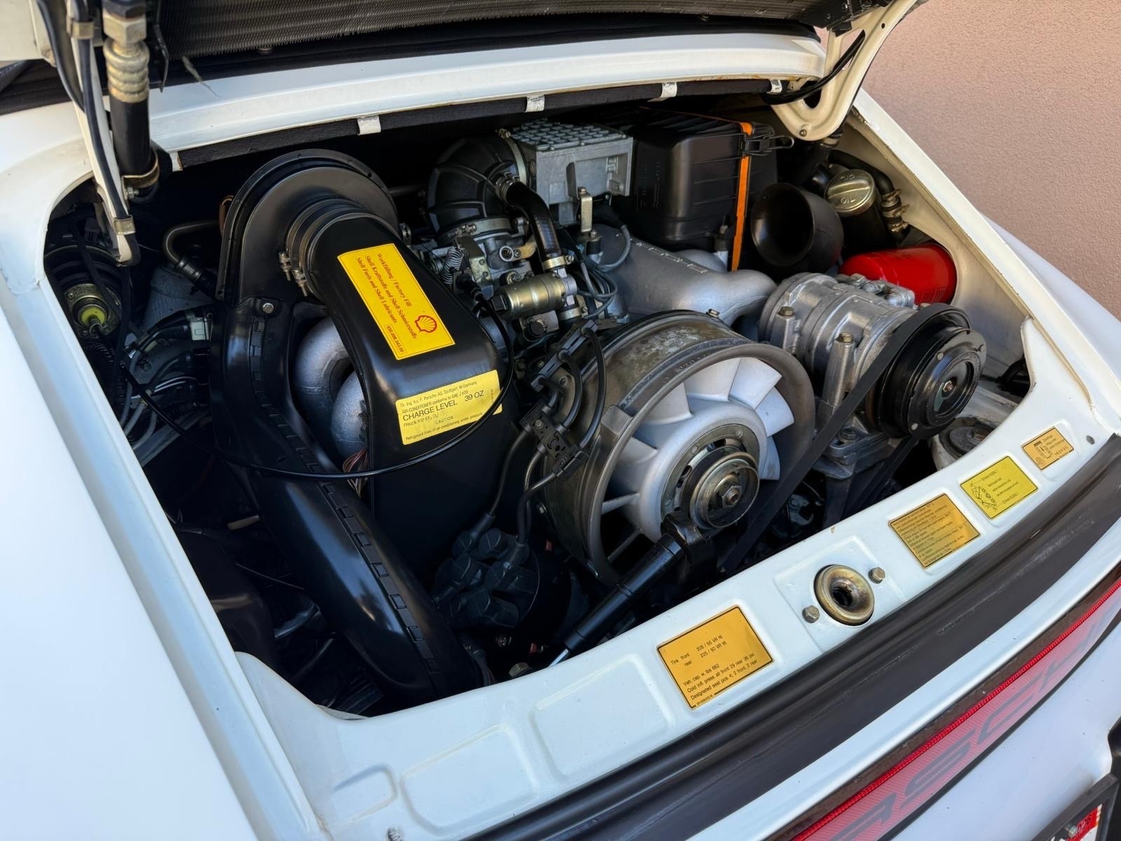 Porsche-911-1984-16