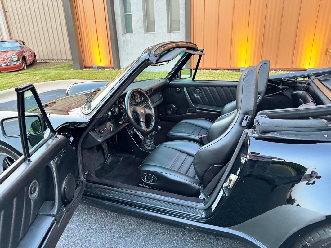 Porsche-911-1985-17