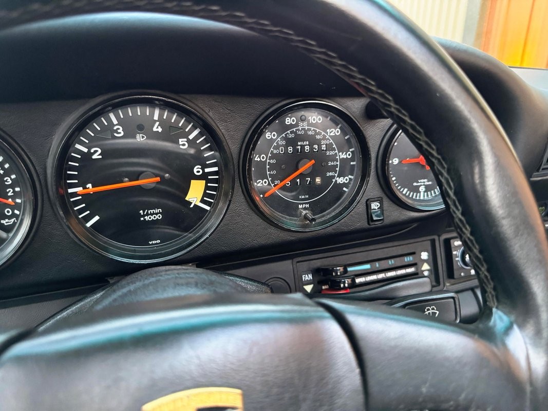 Porsche-911-1985-24