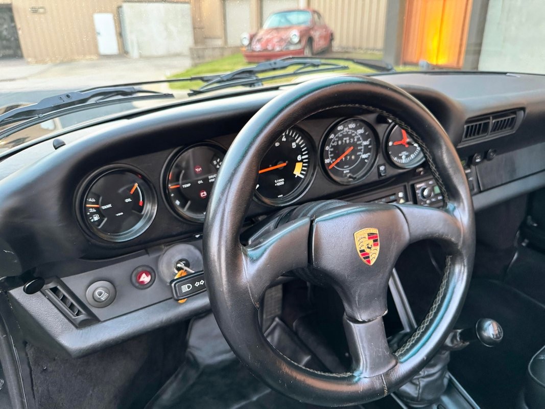 Porsche-911-1985-25