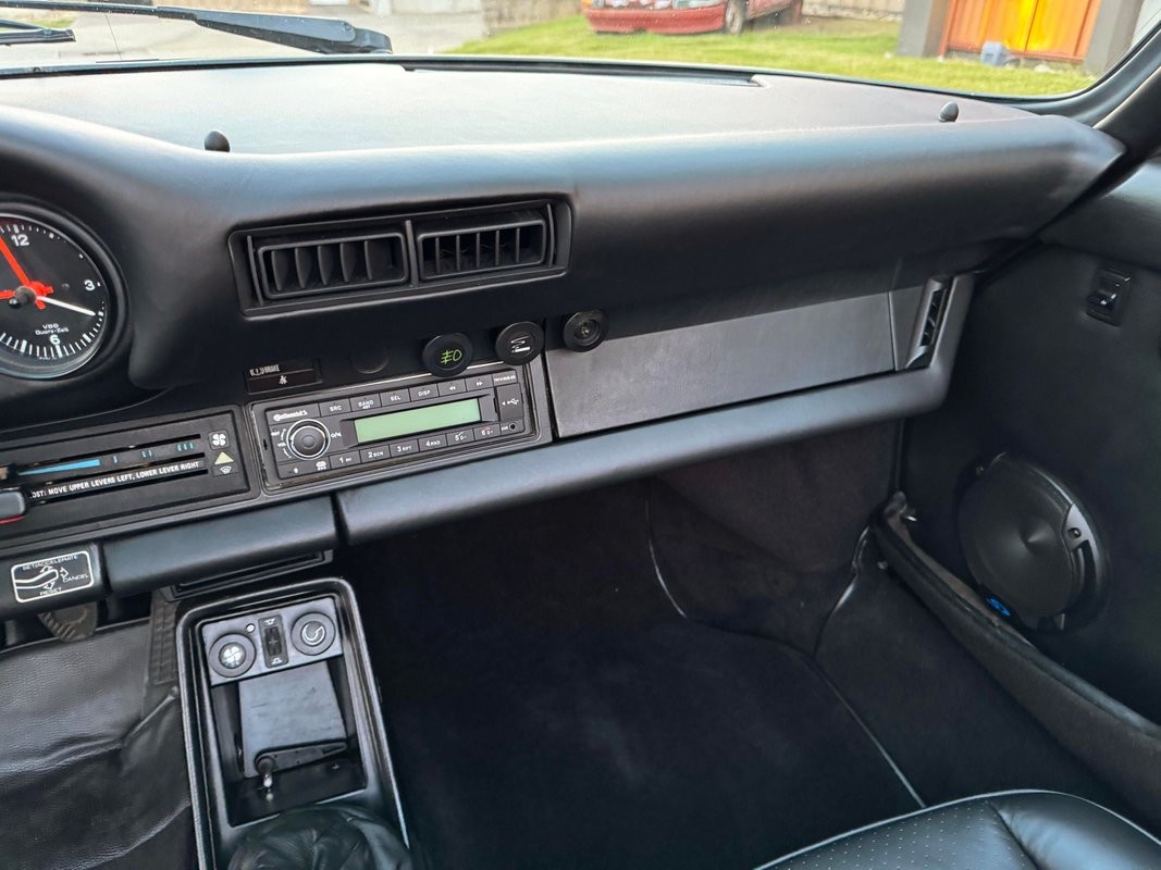 Porsche-911-1985-26