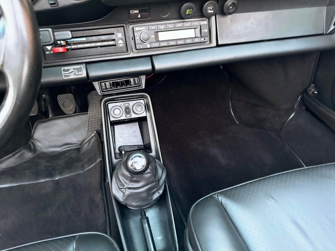 Porsche-911-1985-27