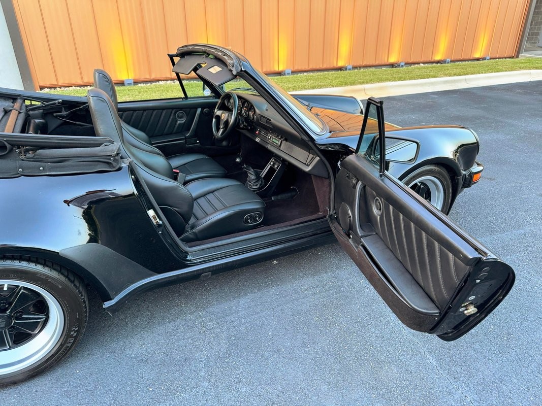 Porsche-911-1985-29