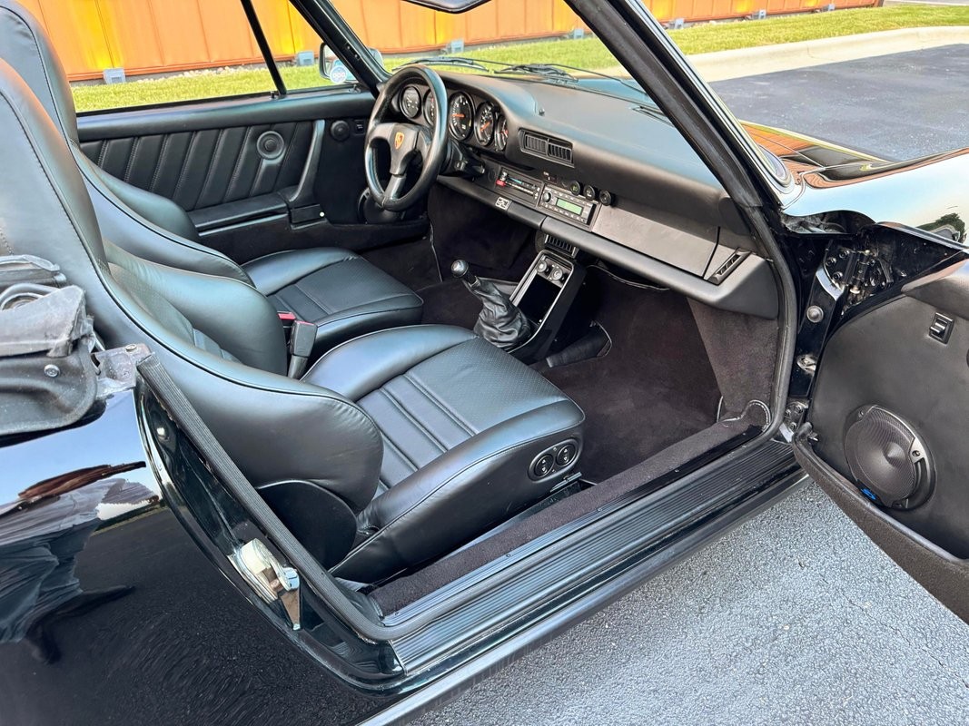 Porsche-911-1985-30