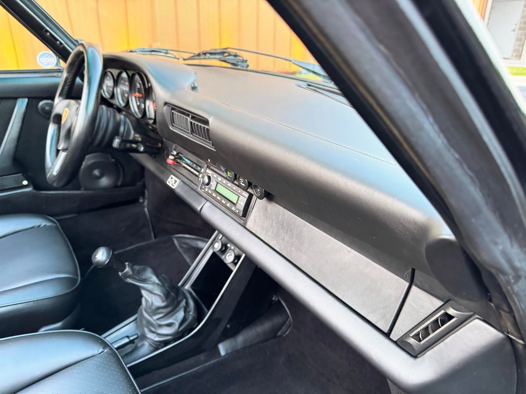 Porsche-911-1985-36