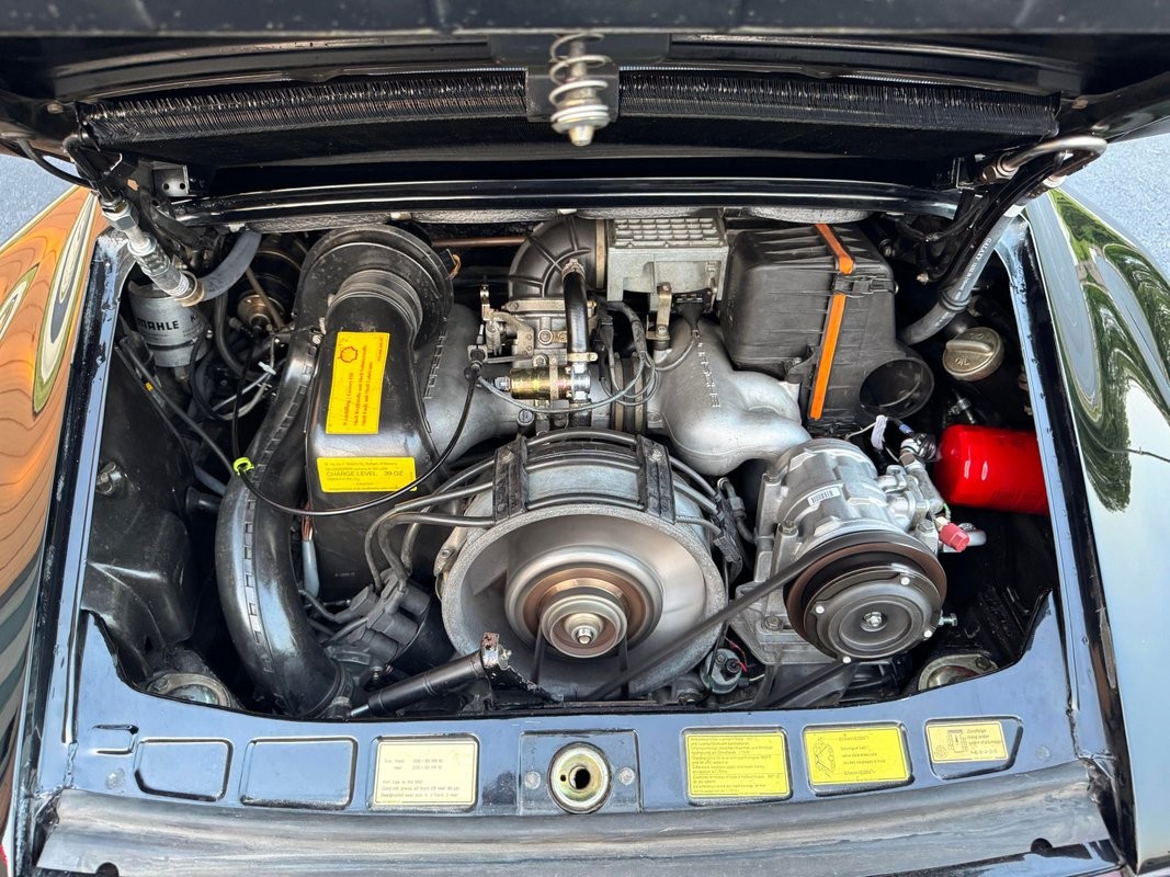 Porsche-911-1985-39